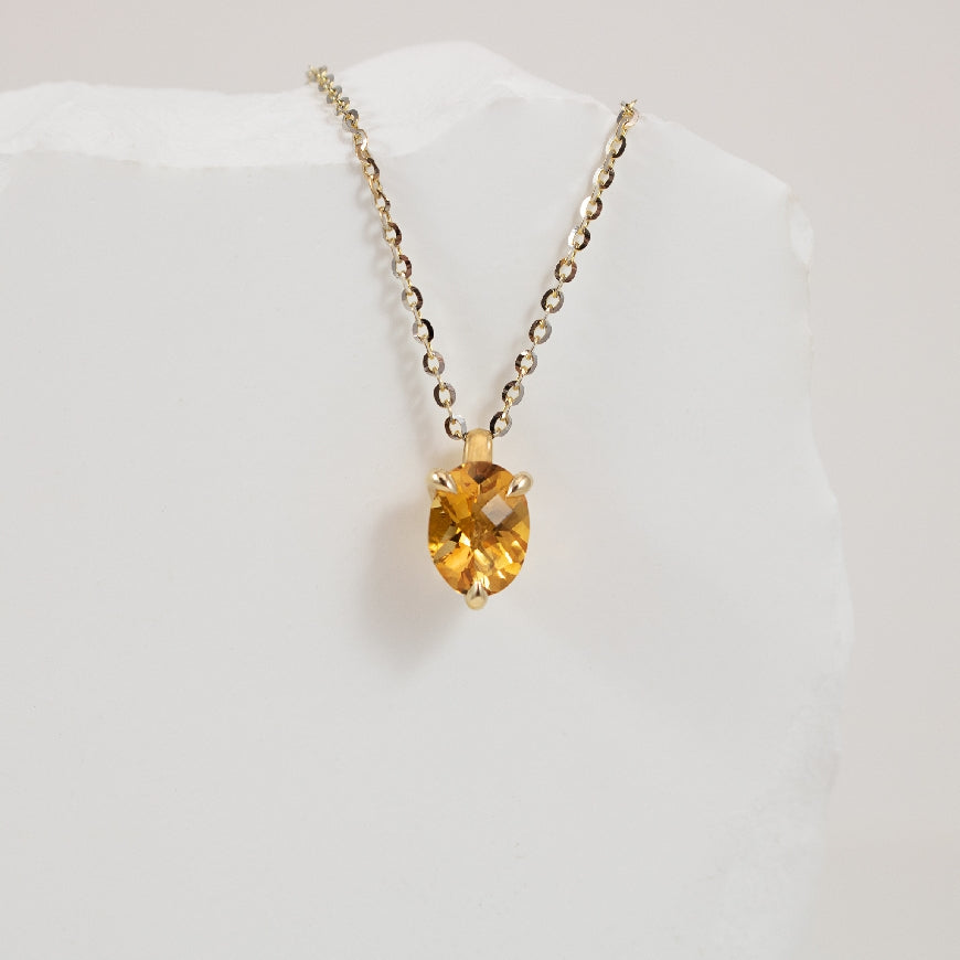 14KY Modern Solitaire Oval Cut Citrine Necklace
14K Yellow Gold Citrine Necklace
Chain Length 18'