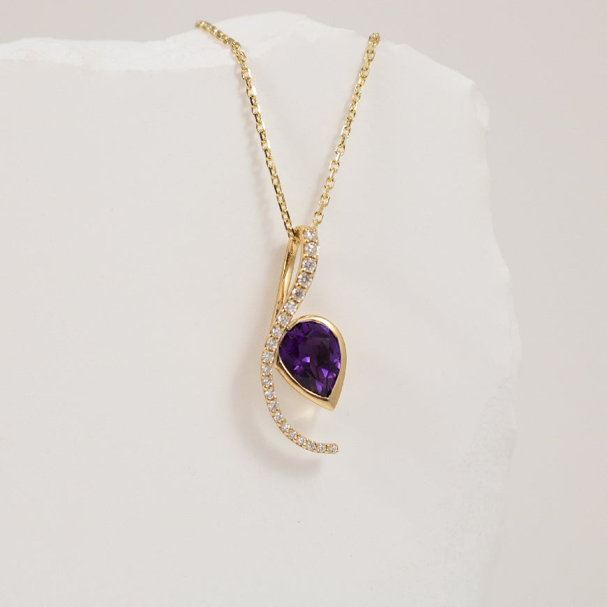 14KY Modern Geometric Amethyst & Diamond Necklace
14K Yellow Gold Amethyst & Natural Diamond Necklace
0.99 Carat of Natural Pear Shaped Amethyst
0.12 Total Natural Diamond Weight
Chain Length 18'