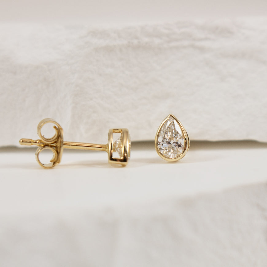 14KY Pear Shaped Diamond Bezel Set Earrings
14K Yellow Gold Lab Grown Diamond Bezel Earrings
0.50 Total Lab Grown Pear Shape Diamonds VS2 Clarity, F Colour
Earring Closure Post with Butterfly Back