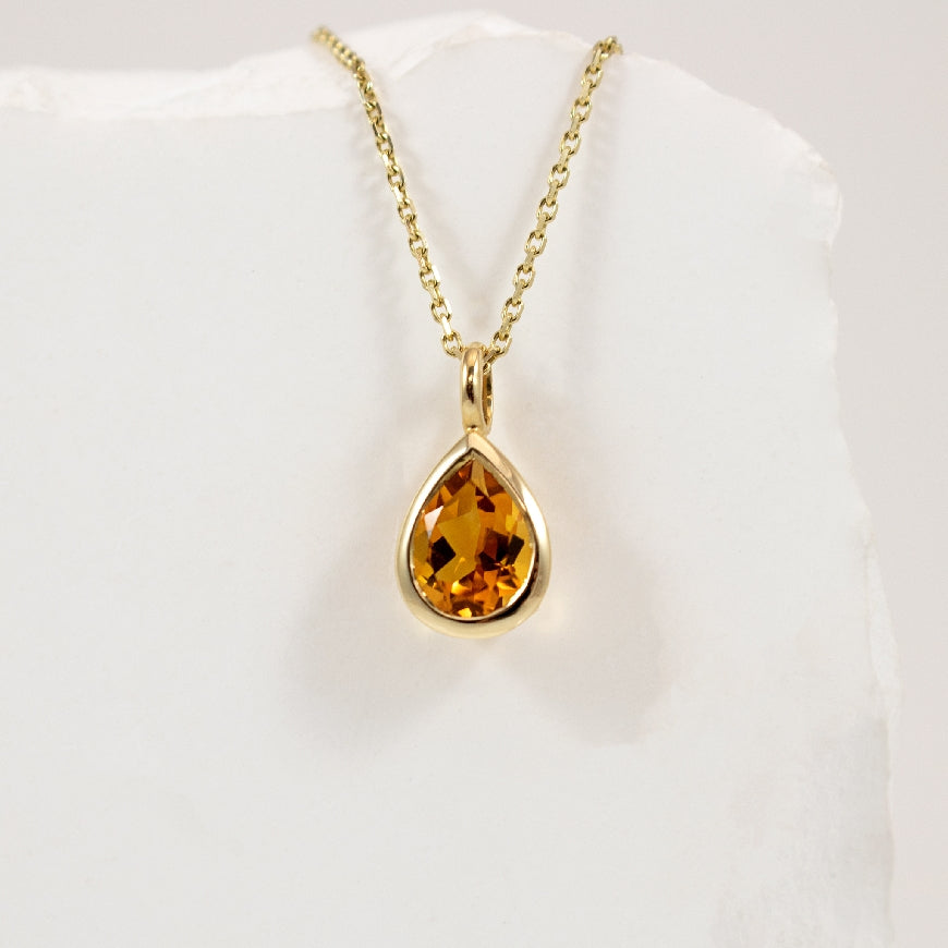 14KY Modern Pear Shaped Citrine Bezel Set Necklace
14K Yellow Gold Citrine Pear Shaped Bezel Necklace
1.08 Carat Pear Shaped Citrine
Chain Length 18'