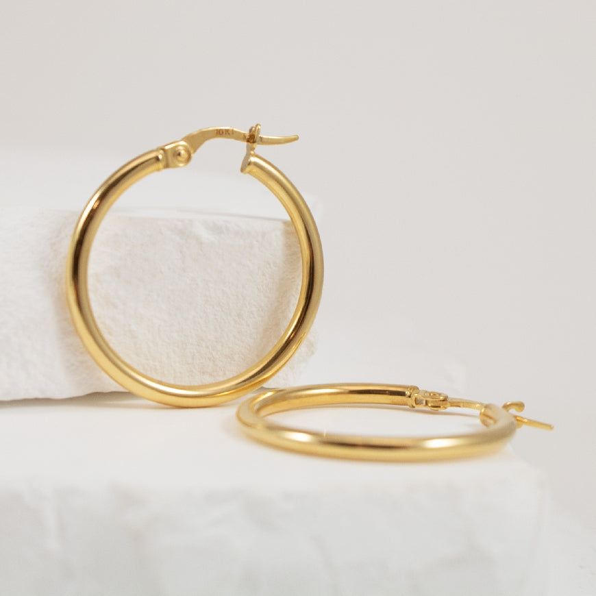 10KY Tube Hoop Earrings
10K Yellow Gold Tube Hoop Earrings
Earring Closure Hinged Post
20mm Diameter
1.17 Grams