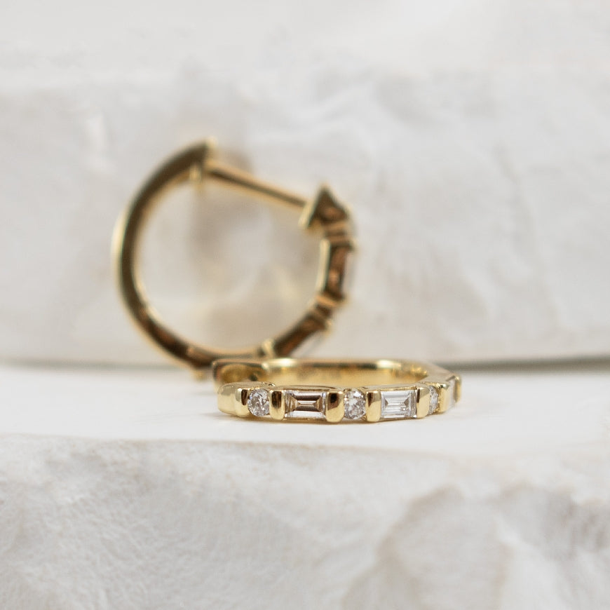 14KY Baguette Cut Diamond Huggie Hoop Earrings
14K Yellow Gold Roman & Jules Natural Baguette Cut Diamond Huggie Hoop Earrings
0.17 Total Natural Diamond Weight SI Clarity, GH Colour
Earring Closure Huggie Hoop