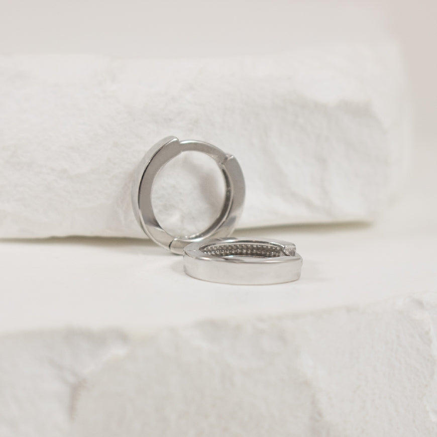 10KY Pipe Huggie Hoop Earrings
10K White Gold Pipe Huggie Hoop Earrings
Earring Closure Huggie Hoop
10mm Diameter
1.09 Grams