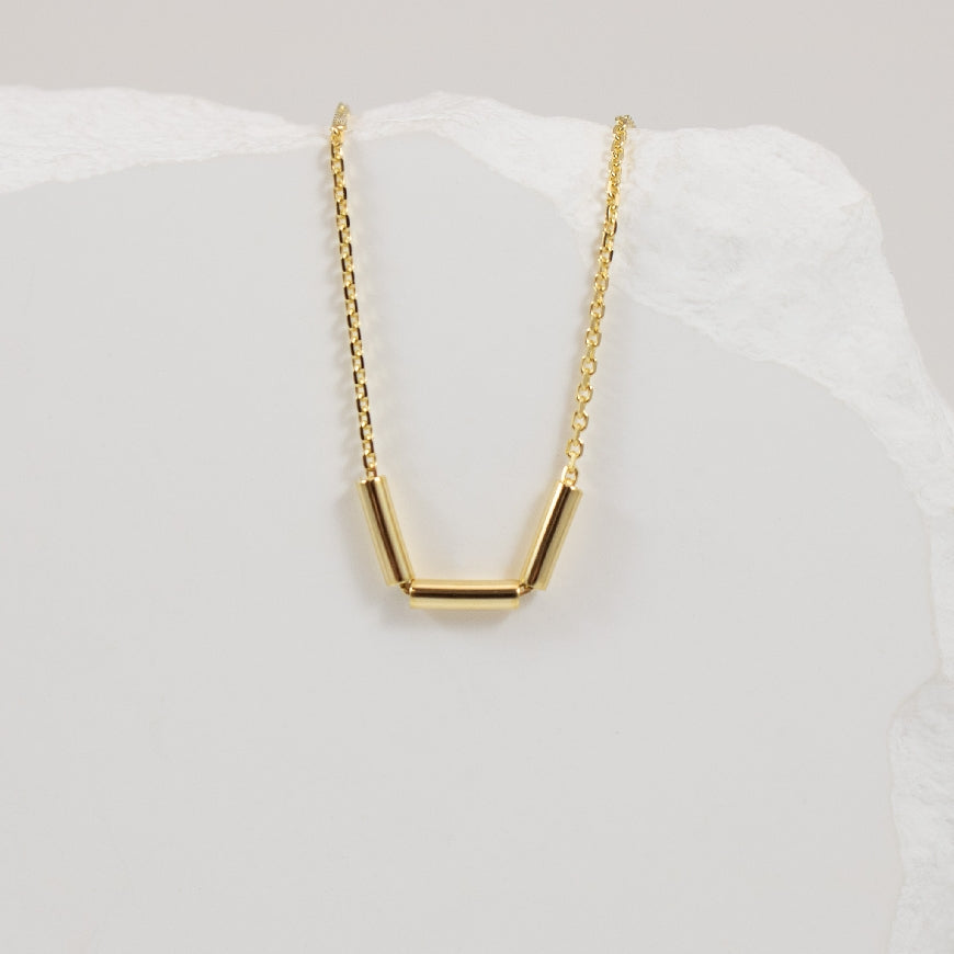 14KY Modern Beaded Cylinder Trio Necklace
14K Yellow Gold Beaded Cylinder Trio Necklace
Chain Length 18' (Adjustable)
1.38 Grams