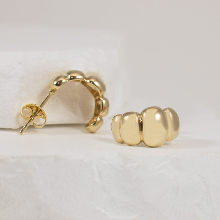 10KY Puffy Hoop Earrings
14K Yellow Gold Puffy J-Hoop Earrings
Earring Closure Post with Butterfly Back
1.96 Grams