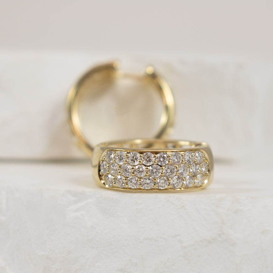 10KY 1.00CT Diamond Pave Wide Huggie Hoop Earrings
10K Yellow Gold Natural Diamond Pave Huggie Hoop Earrings
1.00 Total Natural Diamond Weight I2 Clarity, H-J Colour
Earring Closure Huggie Hoop
