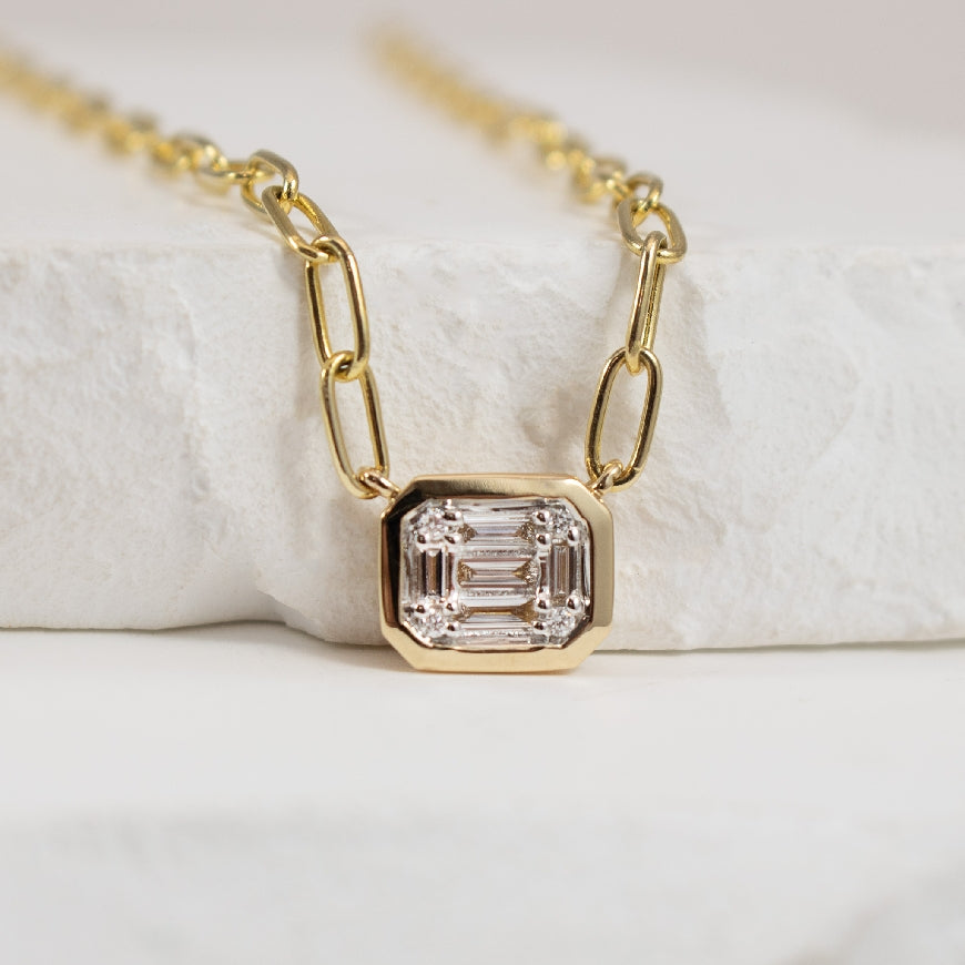 14KY Emerald Shape Diamond Paperclip Necklace
14K Yellow Gold Natural Emerald Shape Diamond Bezel Set Necklace on Paperclip Chain
0.26 Total Natural Diamond Weight SI Clarity, GH Colour
Chain Length 18'