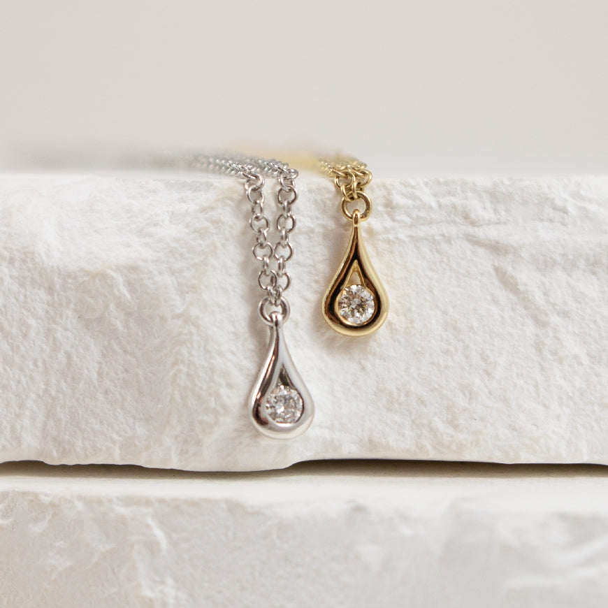 14KY Canadian Diamond Solitaire Teardrop Necklace
14K Yellow Gold Maple Leaf Canadian Natural Diamond Teardrop Solitaire Necklace
0.045 Carat Canadian Natural Diamond of SI1 Clarity, G Colour
Chain Length 18' (Adjustable to 16'or 17')