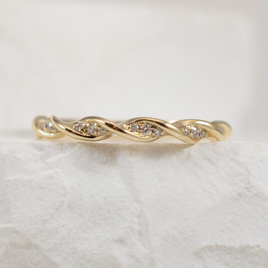 14KY 0.15CT Diamond Twist Band                    
14K Yellow Gold Natural Diamond Twist Band 
0.15 Total Natural Diamond Weight SI Clarity, GH Colour
Finger Size 6.5