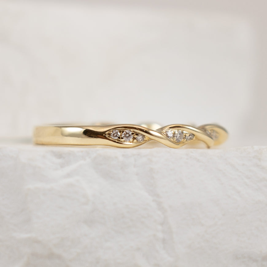 14KY 0.15CT Diamond Twist Band