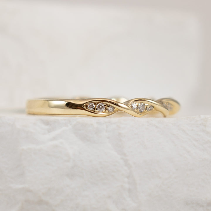 14KY 0.15CT Diamond Twist Band