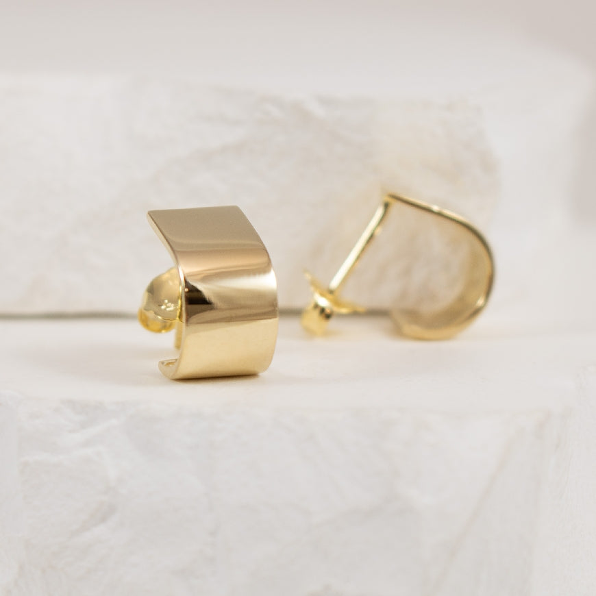 14KY Polished Flat Half Hoop Stud Earrings
14K Yellow Gold Polished Flat Half Hoop Stud Earrings
Earring Closure Post with Butterfly Back
2.58 Grams