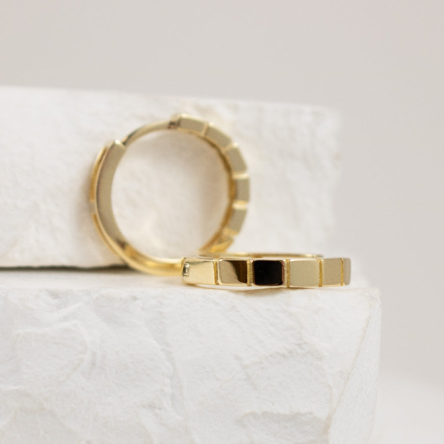 14KY Polished Square Patterned Huggies
14K Yellow Gold Polished Square Patterned Huggie Hoop Earrings
1.90 Grams