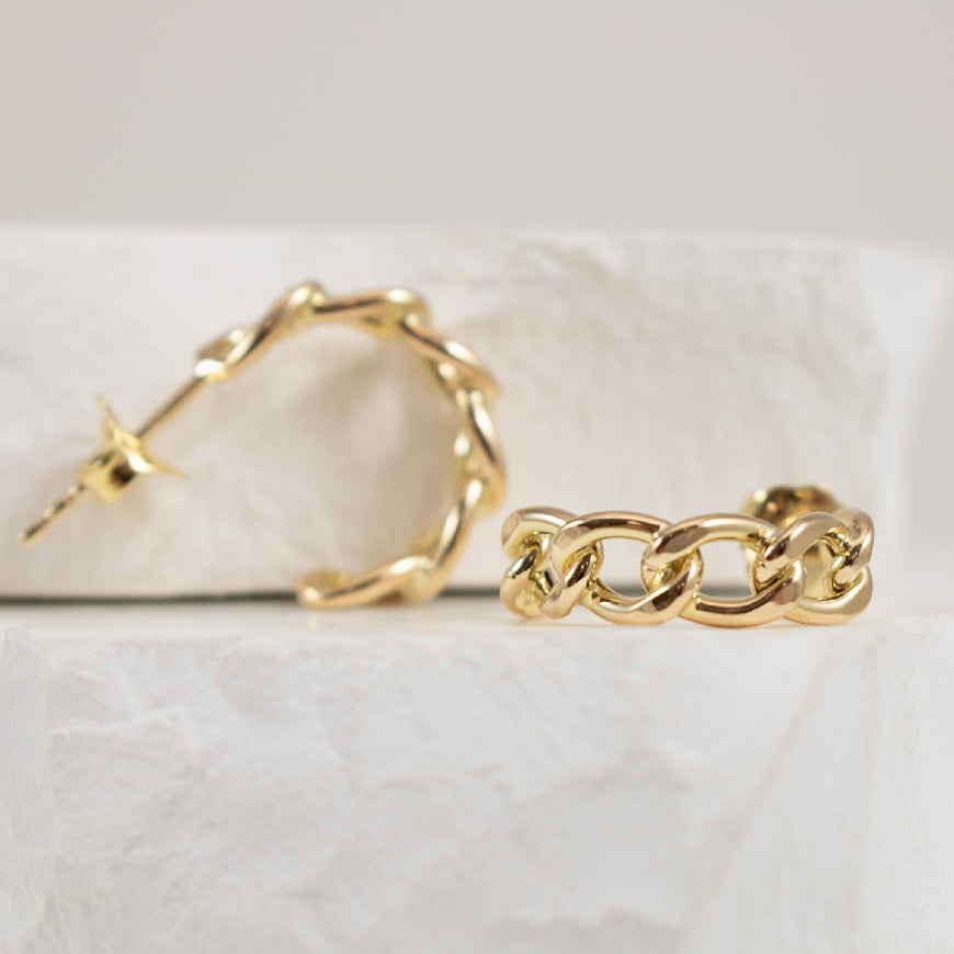 14KY Chain Link Half Hoop Earrings
14K Yellow Gold Chain Link Half Hoop Earrings
Earring Closure Post with Butterfly Back
1.23 Grams