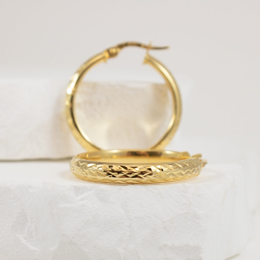 10KY Diamond Cut Tube Hoop Earrings
10K Yellow Gold Diamond Cut Hoop Earrings
Earring Closure Hinged Post
20mm Diameter
1.99 Grams