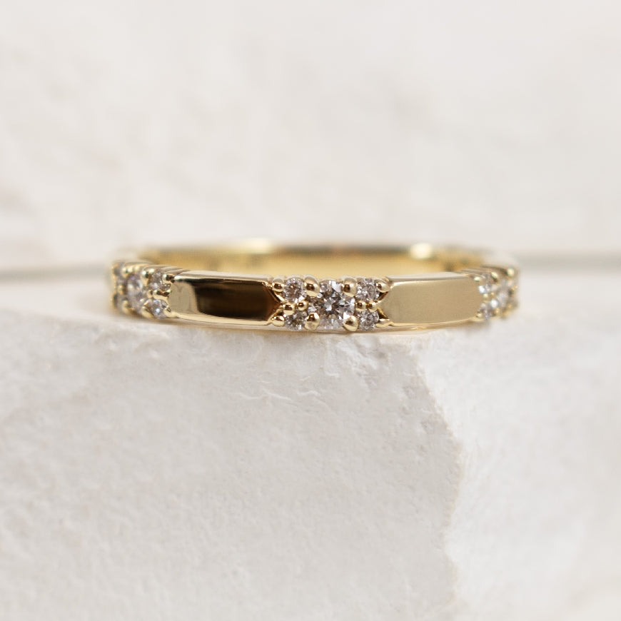 10KY Elongated Hexagon Bar Diamond Band

10K Yellow Diamond Band 

0.33 Total Diamond Weight I2 Clarity, H-J Colour 

Finger Size 6.5 