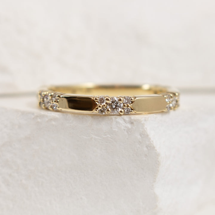 10KY Elongated Hexagon Bar Diamond Band

10K Yellow Diamond Band 

0.33 Total Diamond Weight I2 Clarity, H-J Colour 

Finger Size 6.5 