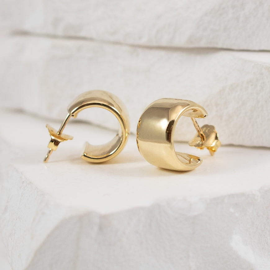 14KY Wide Flat Tube Stud Hoops 

14 Karat Yellow Gold Polished Wide Flat Tube Stud Hoops 

1.62 Grams 

Post w. Butterfly Back Closure 




