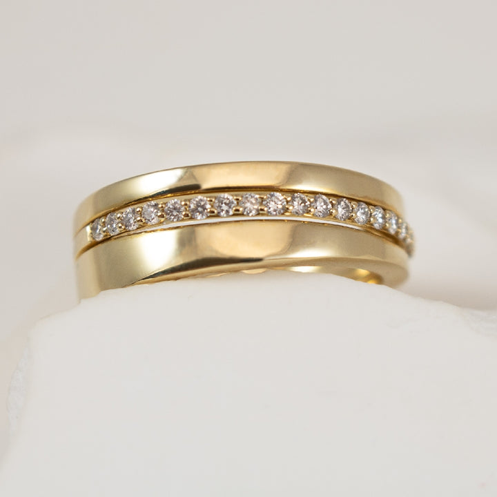 14KY Asymetrical Tapered Diamond Ring

14K Yellow Gold Asymetrical Tapered Natural Diamond High Polished Ring 

0.18 Carat Total Diamond Weight 

Finger Size 6.5