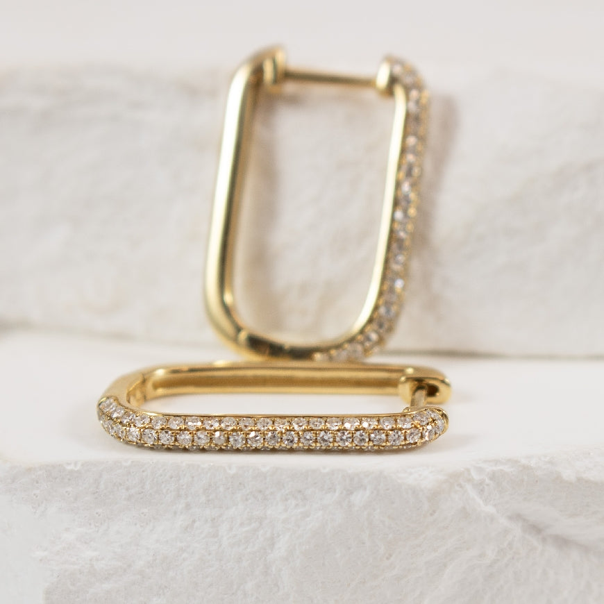 14KY Diamond Pave Oblong Hoop Earrings

14K Yellow Gold Diamond Pave Oblong Hoop Earrings 

0.44 Carat Total Diamond Weight SI Clarity, GH Colour 

Earring Closure - Huggie Style 