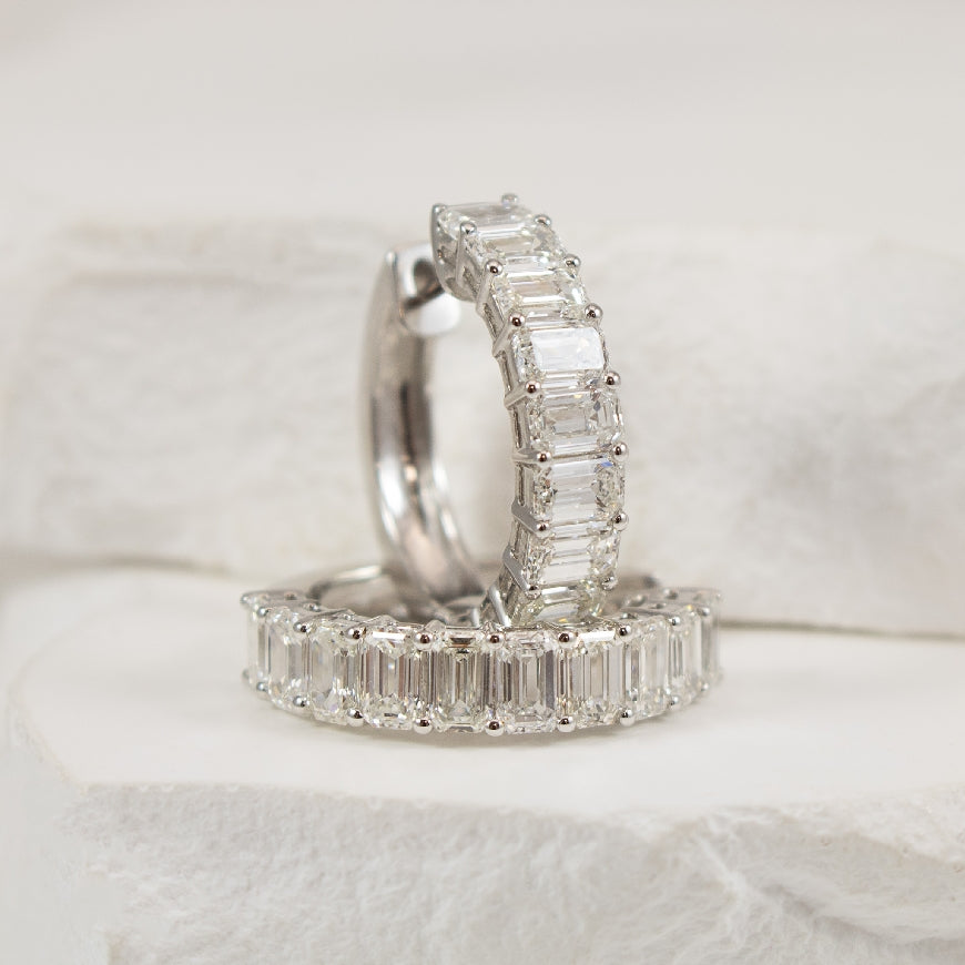 14KW Emerald Cut Diamond Hoop Earrings

14K White Gold Natural Diamond Emerald Cut Hoop Earrings

3.78 Carat Total Diamond Weight SI Clarity, GH Colour 

Earring Closure - Huggie Style 