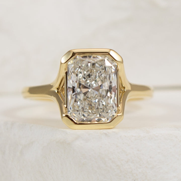 14KY Gabriel & Co. Diamond Engagement Ring           

14 Karat Yellow Gold Gabriel & Co. Lab Grown Radiant Cut Diamond Half-Bezel Engagement Ring 

Center - 2.54 Carat Radiant Cut Lab Grown Diamond of VVS2 Clarity, E Colour, Excellent/ Excellent