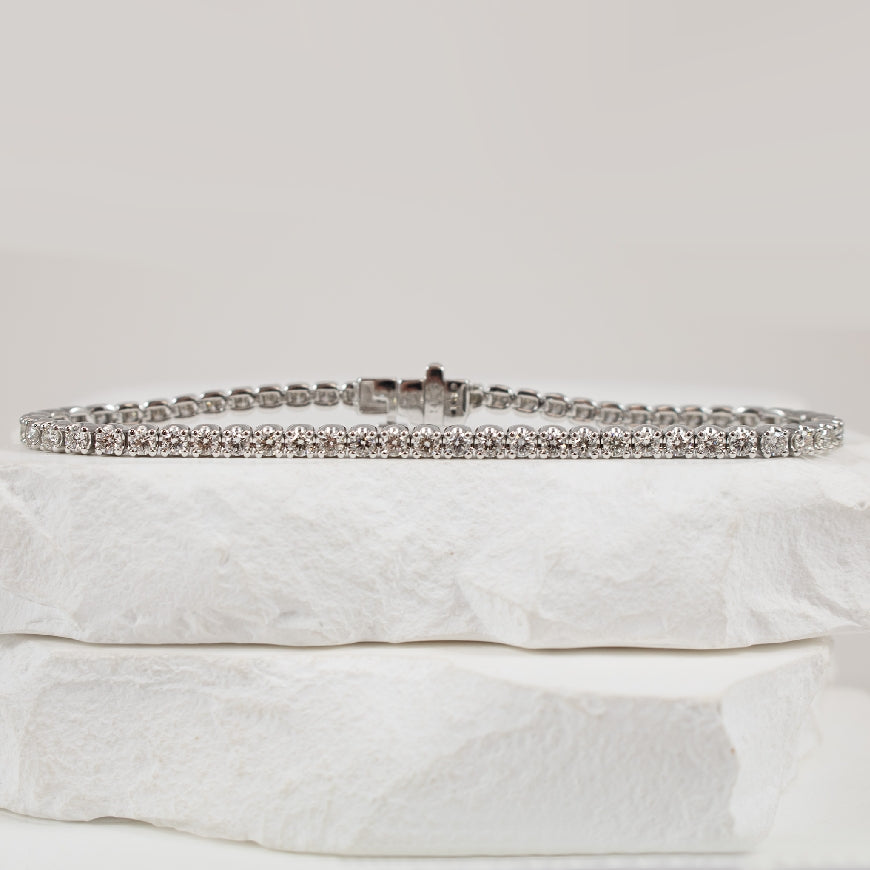 14KW 3.00 Carat Natural Diamond Tennis Bracelet

14 Karat White Gold Natural Diamond Tennis Bracelet 

3.00 Carats Total Natural Diamond Weight of SI2-I1 Clarity, HI Colour 

7' Bracelet Length 



