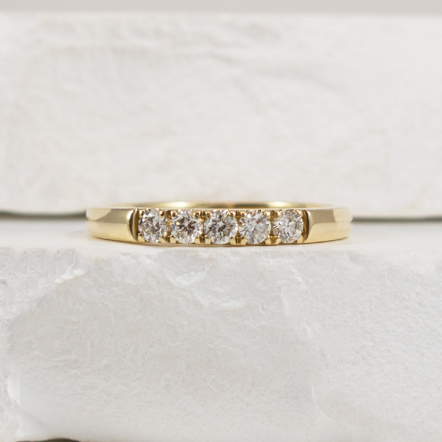 14KY 0.26CT 5-Stone Canadian Diamond Band         

14K Yellow Gold Natural Canadian Diamond Band 

0.255 Total Natural Canadian Diamond Weight SI1 Clarity, H Colour

Finger Size 6.5 
