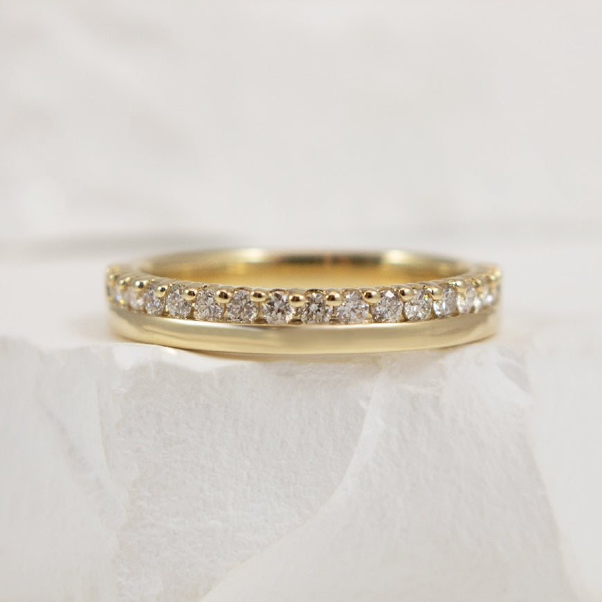 14KY 0.50ct Diamond Split Band                    

14K Yellow Gold Natural Diamond Split Band 

0.50ct Total Natural Diamond Weight I1-2 Clarity, HI Colour 

Finger Size 6.5

