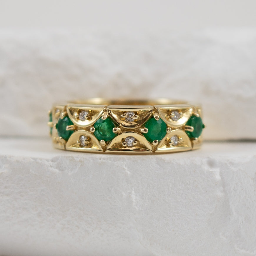 14KY Vintage Inspired Emerald & Diamond Ring      

14K Yellow Gold Vintage Inspired Emerald & Diamond Ring 

0.12 Total Natural Diamond Weight of SI Clarity, HI Colour

Finger Size 6

