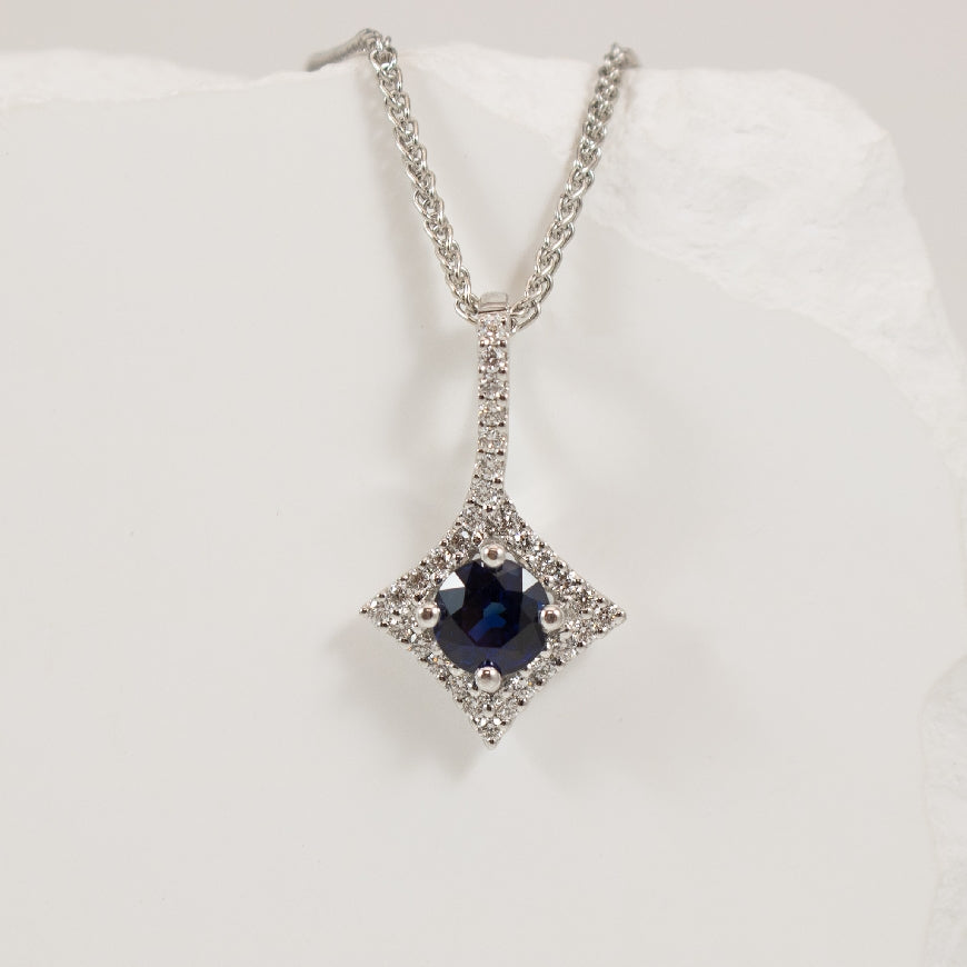 18KW Diamond-Shaped Sapphire & Diamond Necklace   

18K White Gold Sapphire & Natural Diamond Necklace

0.81 Total Sapphire Weight

0.19 Total Natural Diamond Weight SI Clarity, GH Colour

Chain Length 18'
