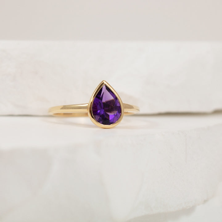 14KY Modern Pear Shaped Amethyst Bezel Set Ring   

14K Yellow Gold Amethyst Bezel Ring

8x6 Natural Pear Shaped Amethyst 

Finger Size 7

