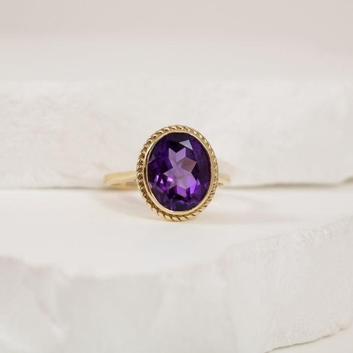 10KY Oval Cut Amethyst Milgrain Bezel Set Ring    

10K Yellow Gold Amethyst Milgrain Bezel Ring

Finger Size 6.5
