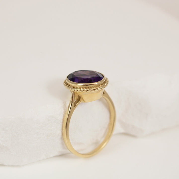 10KY Oval Cut Amethyst Twisted Bezel Set Ring