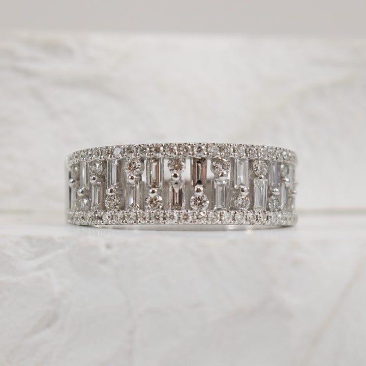 14KW Roman & Jules Diamond Baguette Ring           

14K White Gold Roman & Jules Natural Diamond Ring

0.39 Total Natural Baguette Diamond Weight 
0.40 Total Natural Round Brilliant Cut Diamond Weight

0.79 Total Natural Diamond Weight SI1-2 