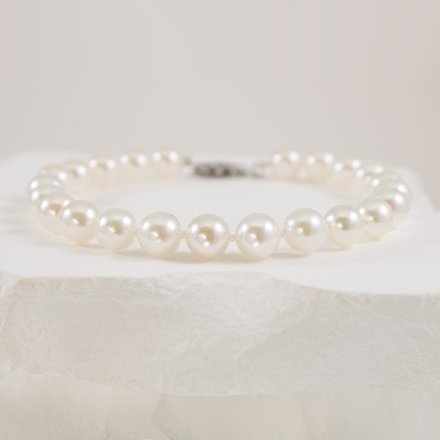 14KW Akoya Pearl Bracelet                              

14K White Gold Akoya Pearl Bracelet 

Pearl Size 6.5-7mm

Bracelet Length 7.25'


