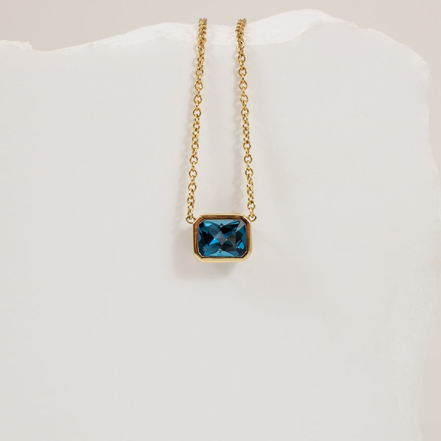 14KY Modern London Blue Topaz Bezel Set Necklace     

14K Yellow Gold London Blue Topaz Necklace

8x6 Natural Blue Topaz

Chain Length 18' (Adjustable to 16')

