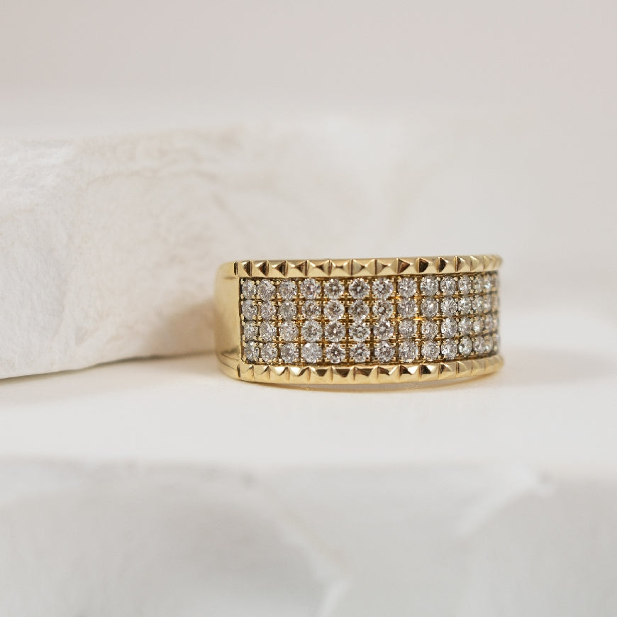 14KY Diamond Pave Wide Ring                 

14K Yellow Gold Pave Natural Diamond Ring

0.75 Total Natural Diamond Weight SI2 Clarity, HI Colour 

Finger Size 7.25


