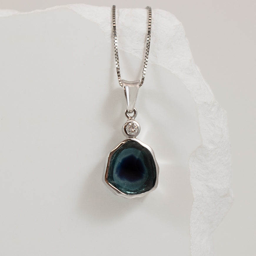 14KW Indicolite Blue Tourmaline Slice Necklace     

14K White Gold Indicolite Blue Tourmaline Slice Necklace

2.68 Carat of Indicolite Blue Tourmaline

Chain Length 18'

