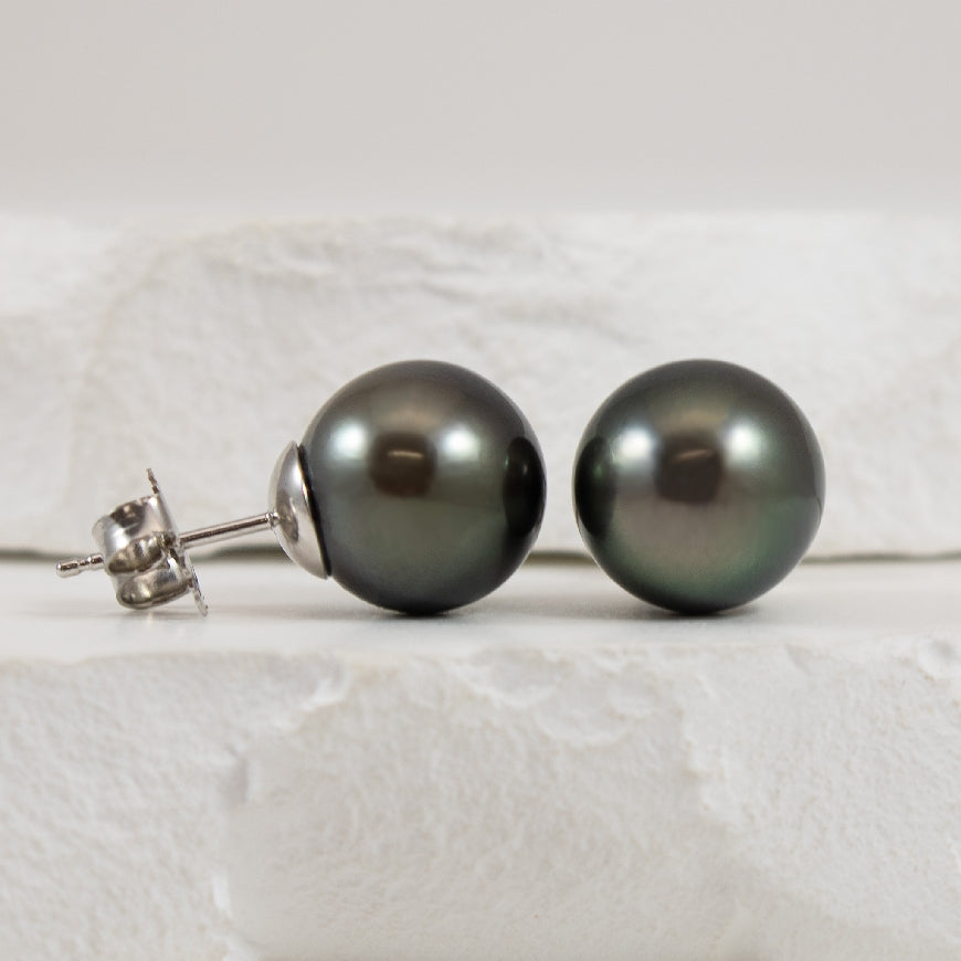 14KW 11mm Tahitian Pearl Earrings                  

14K White Gold Tahitian Pearl Earrings

Pearl Size 11mm

Earring Closure Post with Butterfly Back


