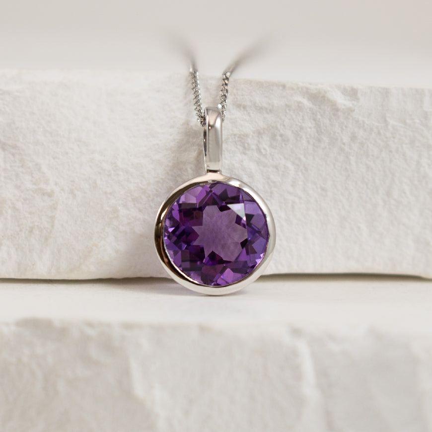 10KW 8MM Round Cut Bezel Set Amethyst Necklace

10K White Gold Amethyst Bezel Necklace

8mm Natural Amethyst

Chain Length 17'




