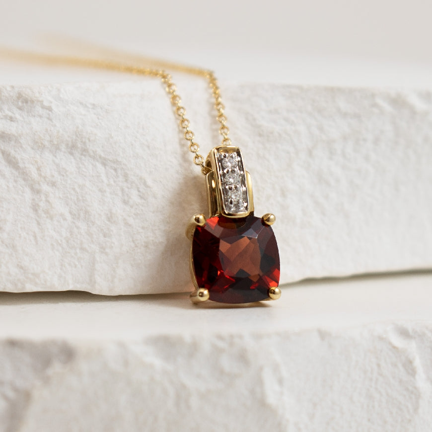 10KY Garnet & Diamond Necklace                    

10K Yellow Gold Garnet & Diamond Necklace 

0.02 Total Natural Diamond Weight 

Chain Length 18' (Adjustable to 17')
