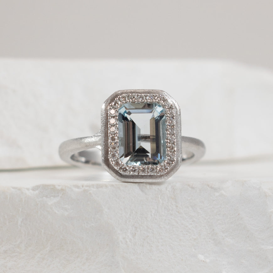 14KW Bassali Aquamarine & Diamond Halo Ring       

14K White Gold Bassali Aquamarine & Diamond Halo Ring 

1.37 Carat of Aquamarine 

0.13 Total Natural Diamond Weight 

Finger Size 6.75


