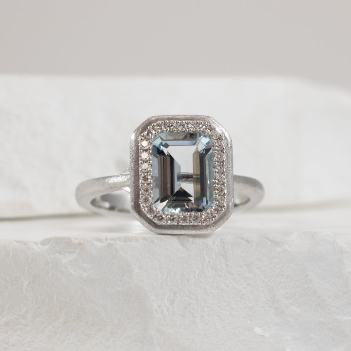 14KW Bassali Aquamarine & Diamond Halo Ring       

14K White Gold Bassali Aquamarine & Diamond Halo Ring 

1.37 Carat of Aquamarine 

0.13 Total Natural Diamond Weight 

Finger Size 6.75


