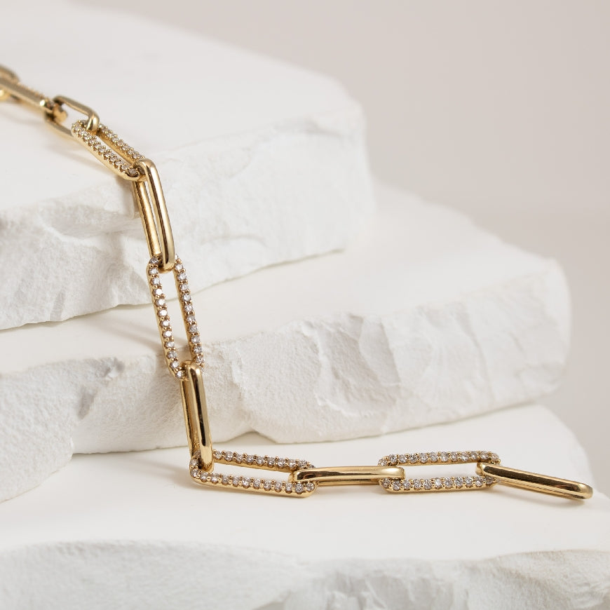 14KY Diamond Accented Paperclip Bracelet          

14K Yellow Gold Natural Diamond Accented Paperclip Bracelet

1.00 Total Natural Diamond Weight SI Clarity, GH Colour

Bracelet Length 
