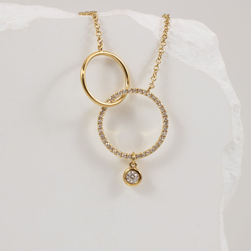 14KY Interlocking Circle Diamond Necklace          

14K Yellow Gold Bassali Natural Diamond Interlocking Circles Necklace 
 
0.19 Total Natural Diamond Weight SI1-2 Clarity, G-H Colour 

Chain Length 18' (Adjustable to 16' or 17')