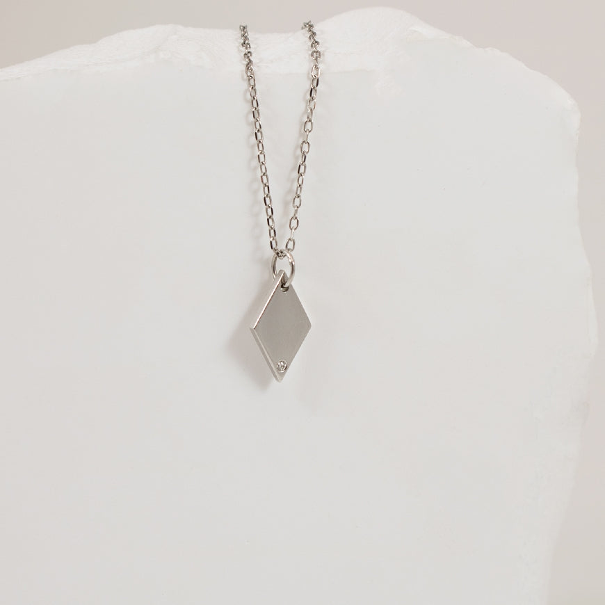 14KW DIAMOND RHOMBUS PENDANT 
0.005TDW I1 GH 