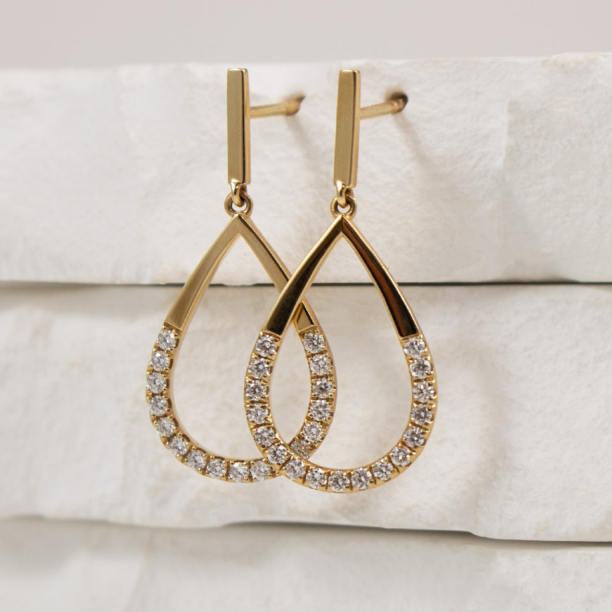 14KY Bassali Diamond Open Pear Earrings           

14K Yellow Gold Bassali Natural Diamond Open Pear Shaped Earrings

0.33 Total Natural Diamond Weight SI1-2 Clarity, GH Colour

Earring Closure Post with Butterfly Back


