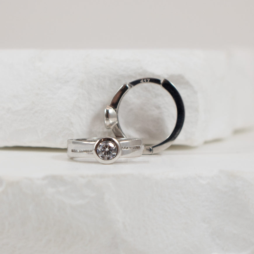 10KW Cubic Zirconia Huggie Hoop Earrings           

10K White Gold Cubic Zirconia Huggie Hoop Earrings

1.78 Gram Weight

