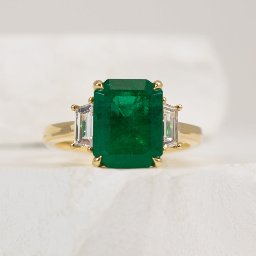 18K Yellow Gold Emerald & Diamond Three Stone Ring

3.43 Carat of Emerald Cut Emerald 

0.45 Total Diamond Weight of Trapezoid Cut Diamonds

Finger Size 6.25

*GIA Certified 